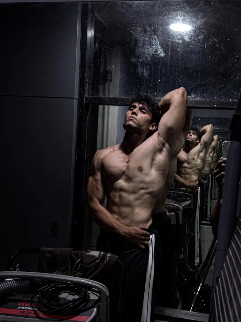 Neelansh Khandelwal after complete fitness transformation in Vadodara